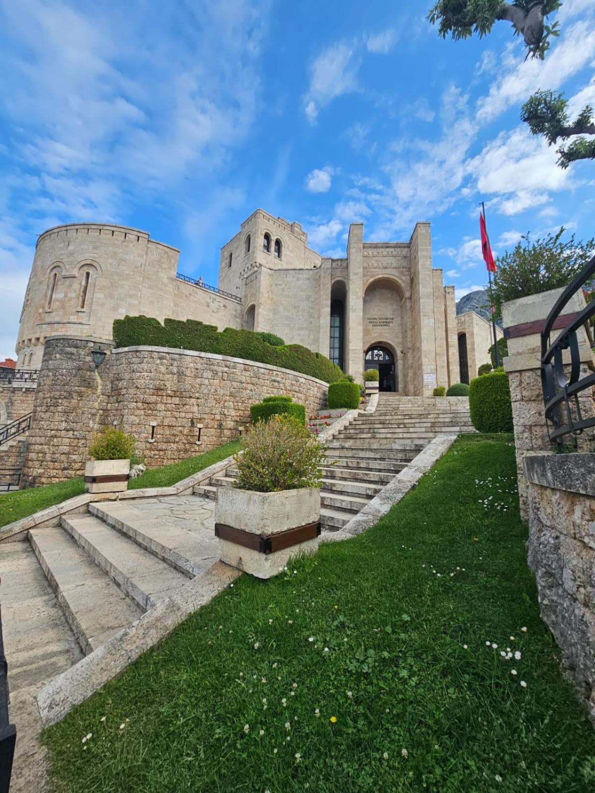 Castle - Inside,Voga Guesthause Hotel Kruje Luaran gambar