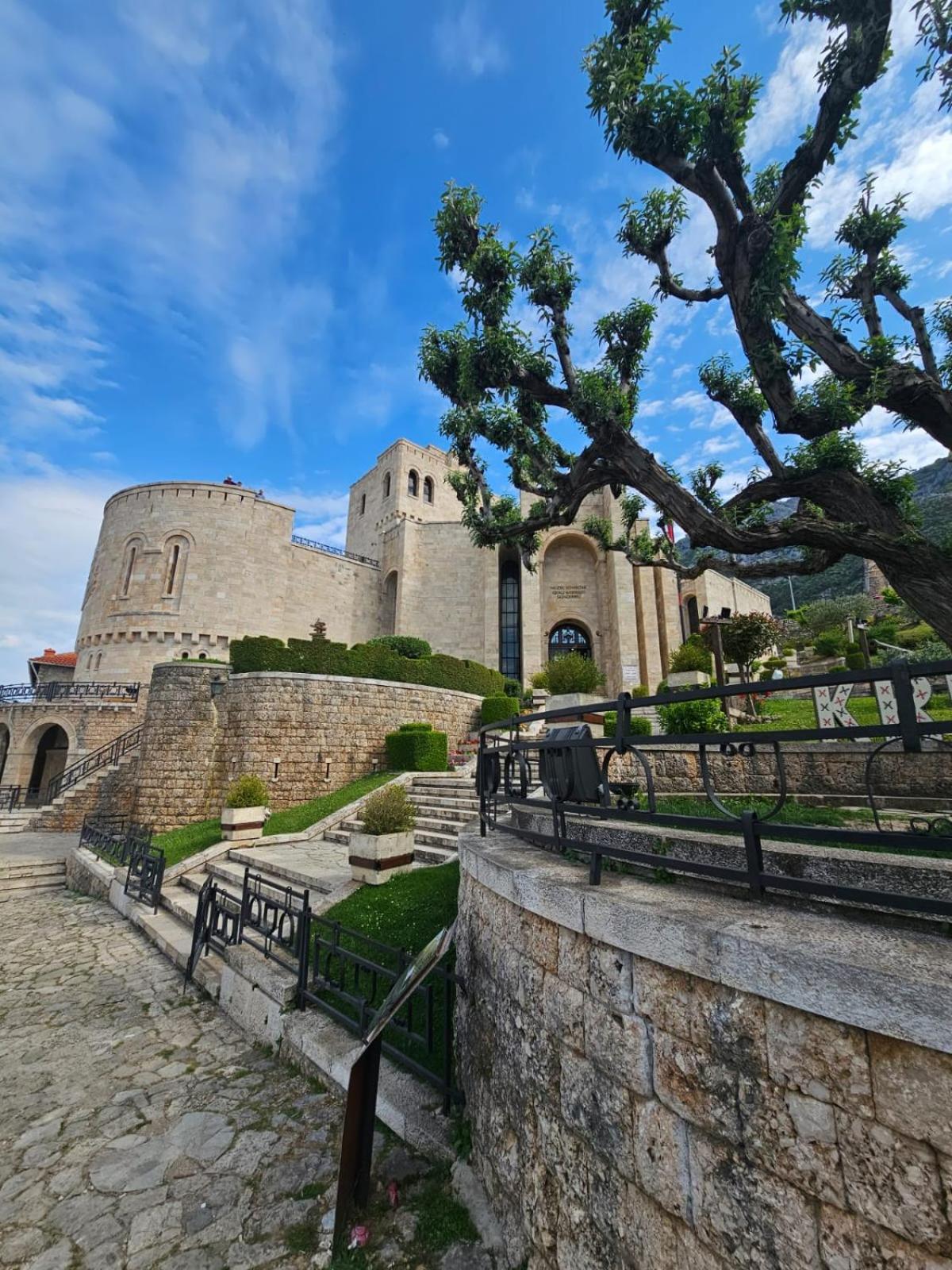 Castle - Inside,Voga Guesthause Hotel Kruje Luaran gambar